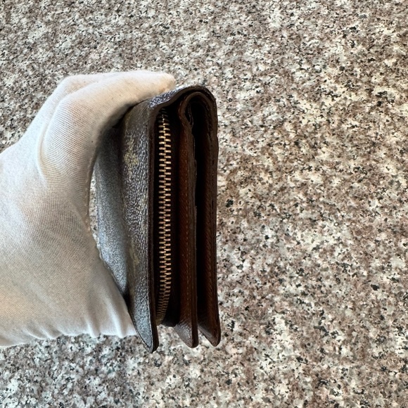 LOUIS VUITTON
Monogram Canvas Porte Papier Zipper Wallet - Picture 4 of 17